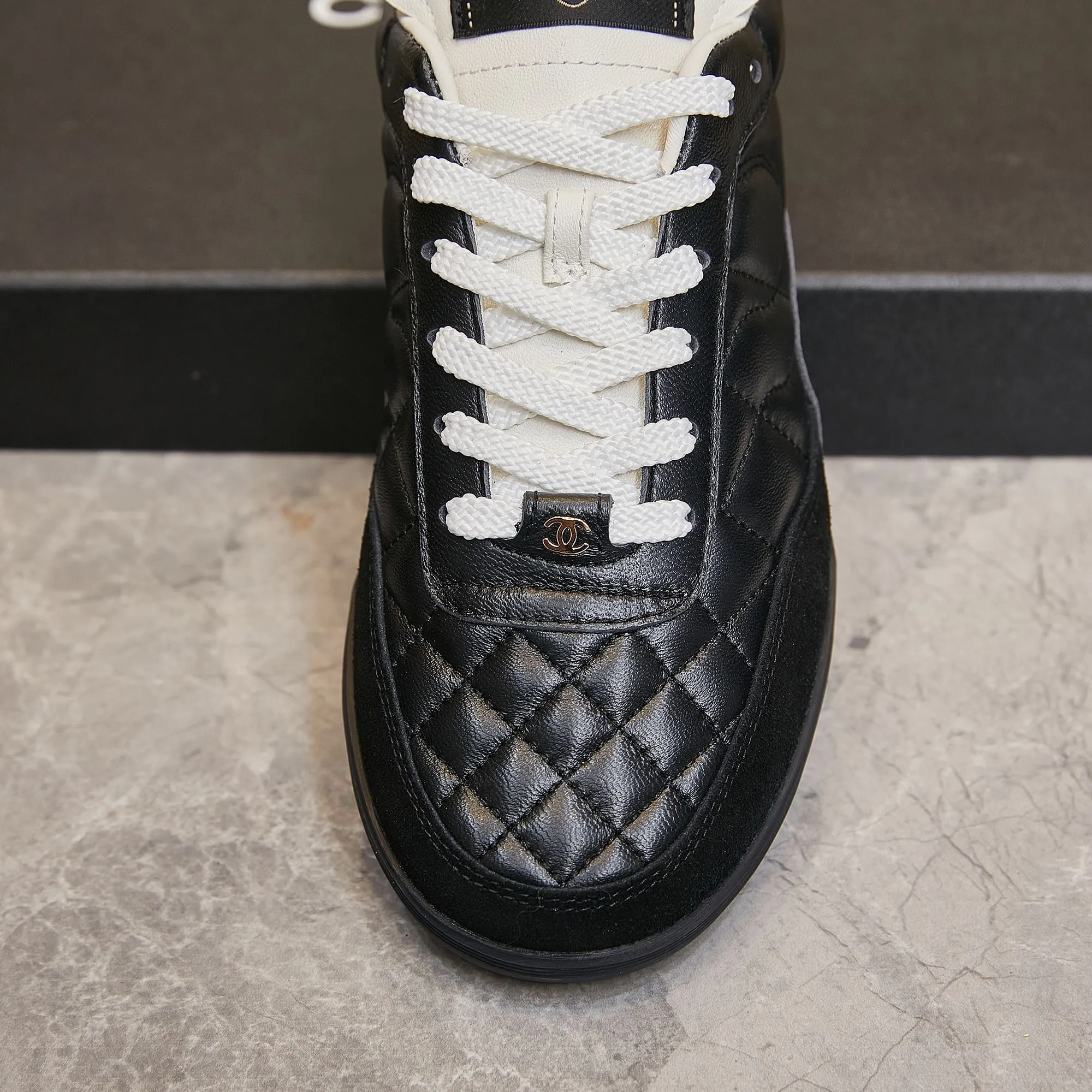 👟👟Ex-factory price 560👟👟 Chanel Chanel - 2024 counter top casual sports shoes This classic design; the upper is electro-embroidered with a variety of techniques; the outsole is fashionable and sporty; it is unusual to incorporate a variety of color matching elements... The diversified mix and match is very beautiful and versatile, casual, fashionable, sports and outdoor can be taken into account... ꫛꫀꪝ Go➫ Material: ❶Upper is made of: Original imported mixed-breed sheep ❷Inside made of: original imported breathable sheepskin ❸Outsole based on: original TPU outsole Full set of boutique packaging for women 35–41